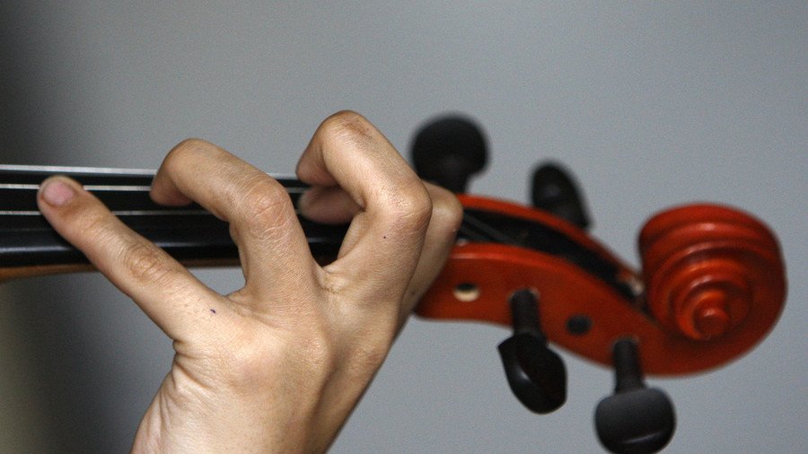 Tugging at heartstrings: 5yo girl born with one hand plays violin thanks to 3D-printing (VIDEO)
