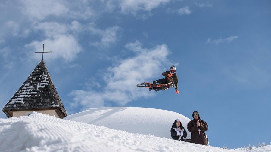 Cyclist plunges from helicopter, makes 43-meter snow jump (PHOTOS, VIDEOS)