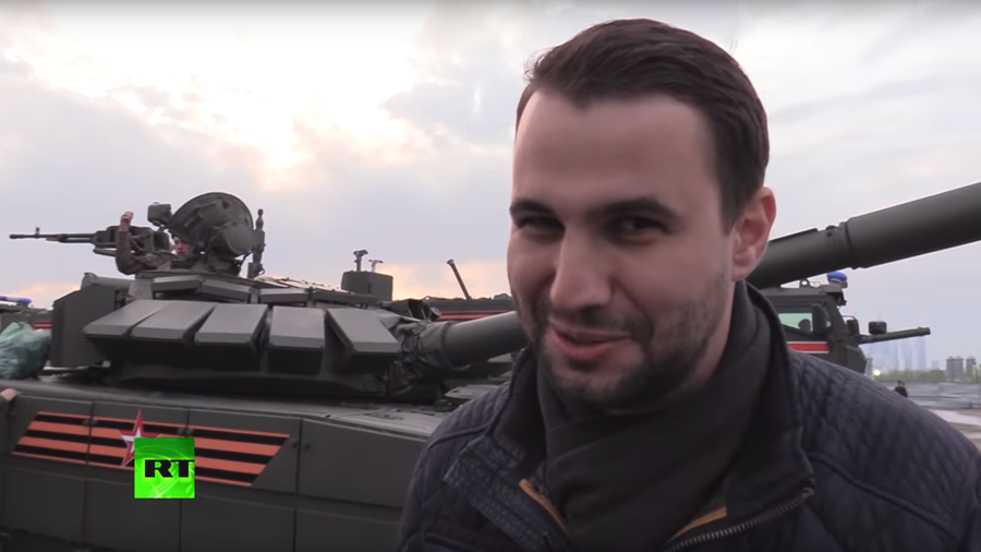 RT correspondent tries to ‘hijack’ tank during V-Day parade rehearsals (VIDEO)