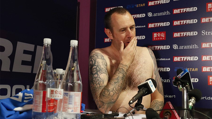 Ballsy! Snooker world champ fulfills promise and attends presser naked (VIDEO)