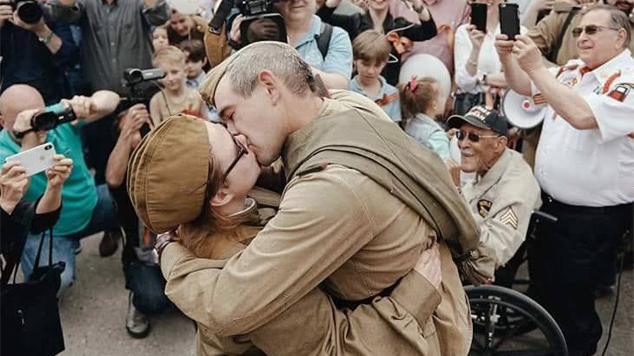 Man proposes to girlfriend during Immortal Regiment march in NY, RT talks to couple (VIDEO)