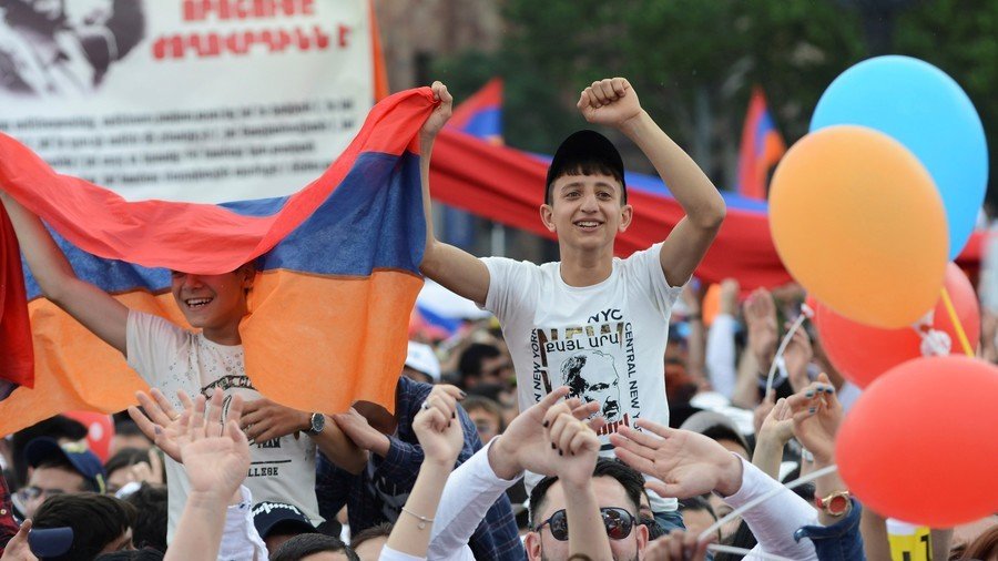 Armenian protesters drive truck full of snow into capital, start snowball fight (PHOTOS, VIDEO)