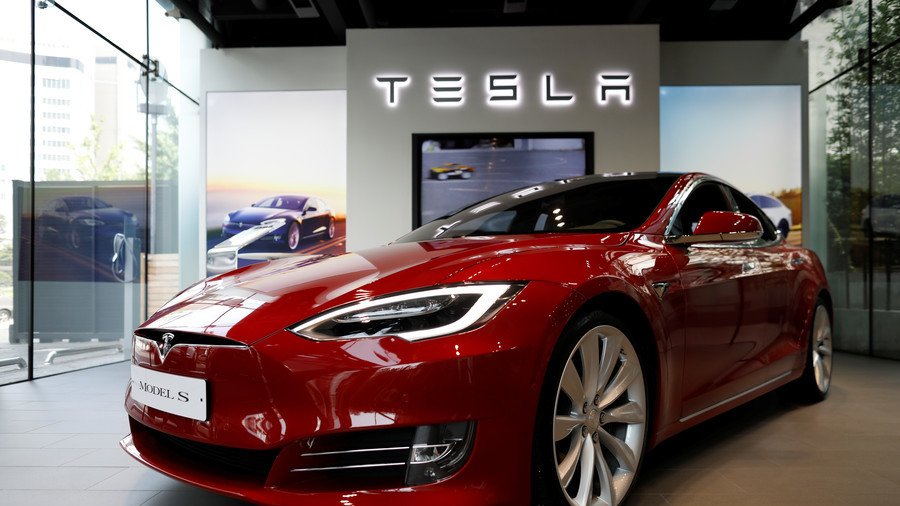 Tesla with self-driving capability crashes into fire truck, investigation launched (PHOTO)