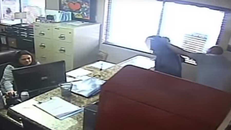 Florida cop filmed hitting teen daughter in front of school staff (VIDEO)