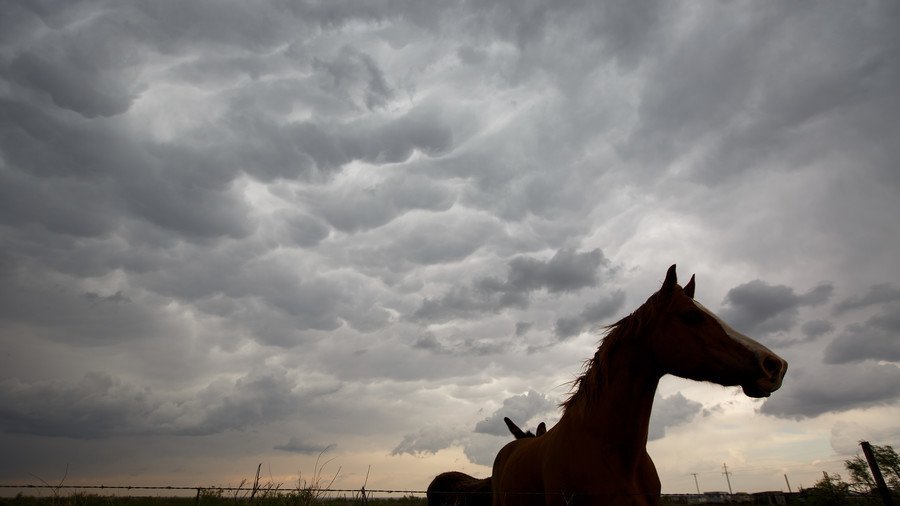 Apocalyptic lightning cloud formation envelops skies above Oklahoma (VIDEOS)
