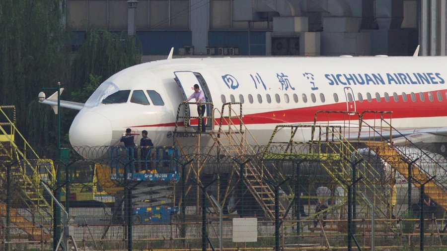 Sichuan captain lands aircraft after co-pilot ‘sucked halfway’ out the windshield (PHOTOS, VIDEO)