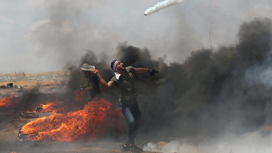 Palestinian protester uses tennis racket to bat away Israeli tear gas (PHOTO)