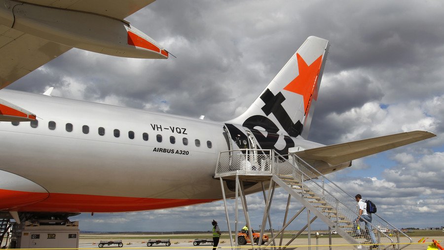 Man tries to force his way onto plane, injures 3 ground staff (VIDEO)