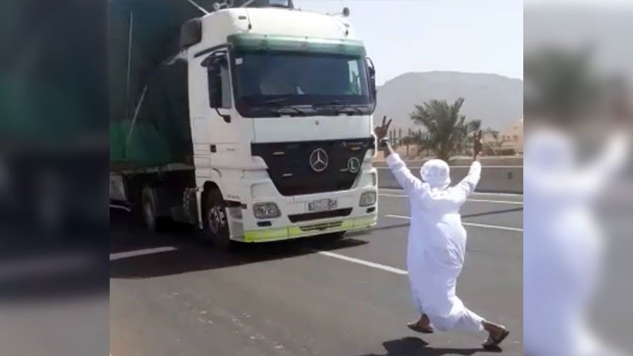 Saudi daredevil v speeding truck: Bizarre viral stunt ends in arrest (VIDEO, PHOTOS)