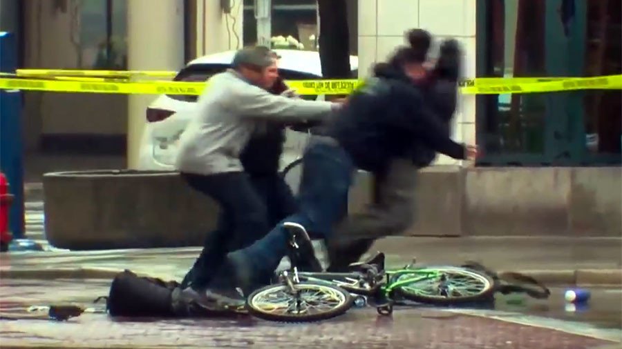 Cyclist tackled by police after bypassing bomb squad & 'investigating' suspicious backpack (VIDEO)