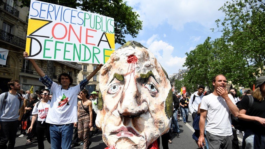 Giant Macron effigy with bullet hole in head burned at Paris protest (VIDEO)
