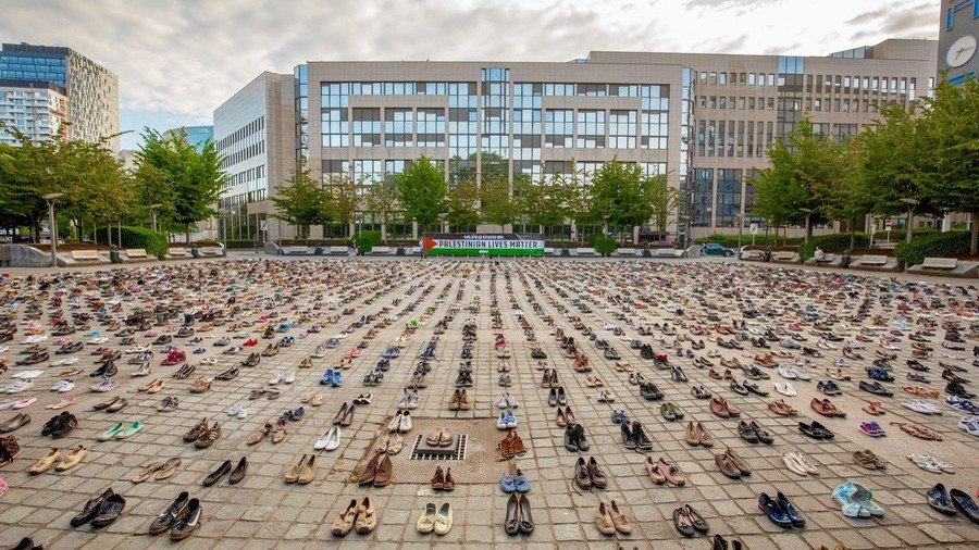 ‘Sanction Israel!’: 4,500 pairs of shoes symbolizing dead Palestinians placed at EU Council (VIDEO)