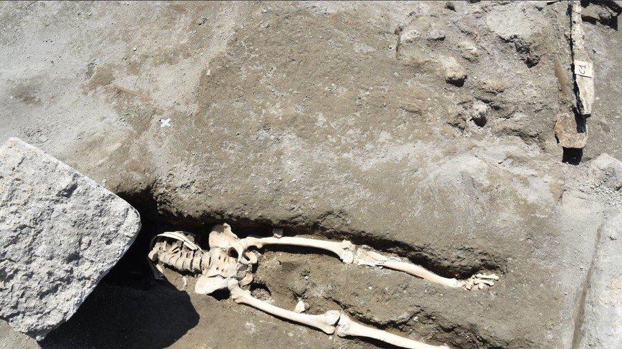 Headless Pompeii skeleton: Man decapitated while fleeing eruption, say archaeologists (VIDEO)