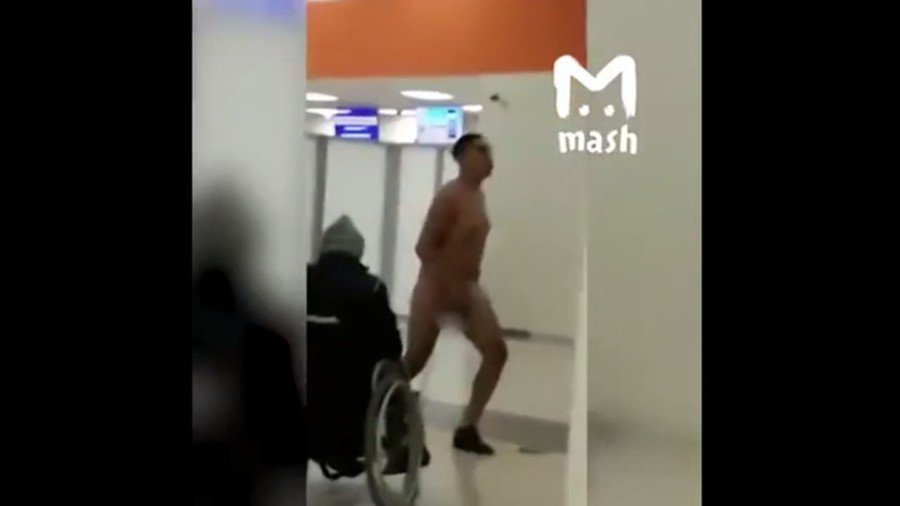 Naked foreigner dances cancan at Russian airport (VIDEO)