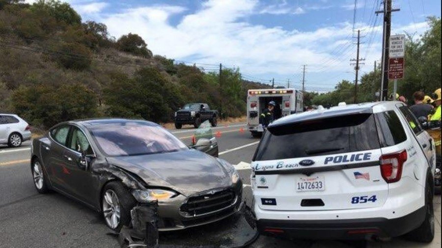 Tesla ‘on autopilot’ smashes into parked police car (PHOTO)