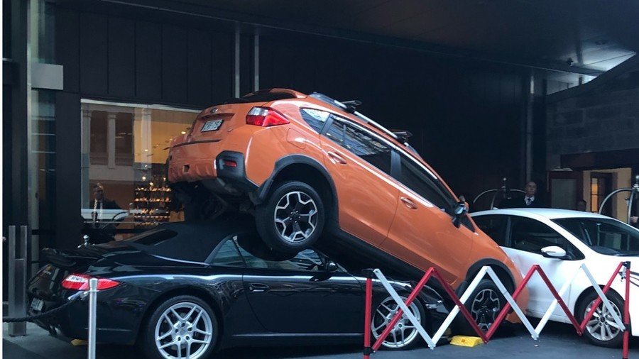 Porshe parking nightmare: Valet’s disastrous maneuver wrecks sports car (VIDEO, PHOTOS)