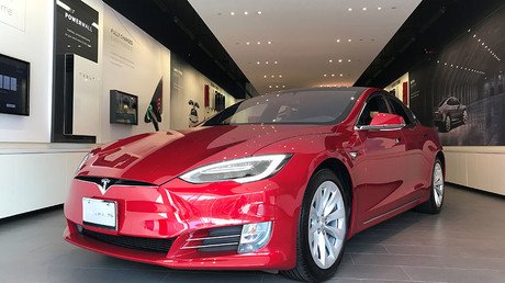 Elon Musk keeps grip on Tesla, promises to solve production problems