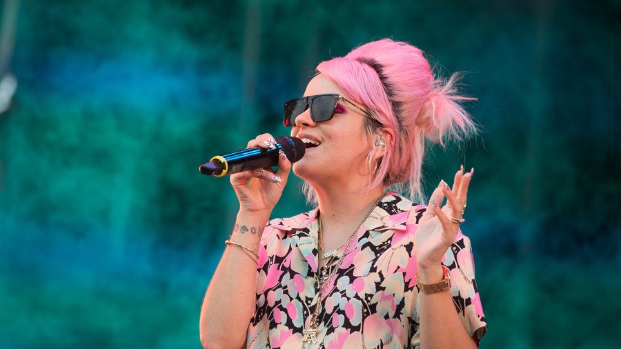 Lily Allen and Piers Morgan row over machine gun necklace