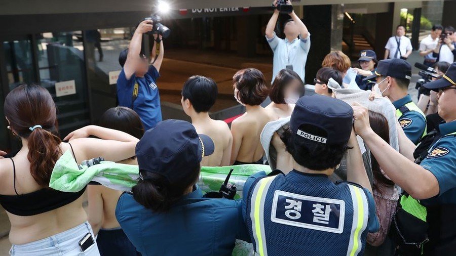 'Free the nipple': Facebook restores nude photos after women stage topless protest in Seoul (PHOTOS)