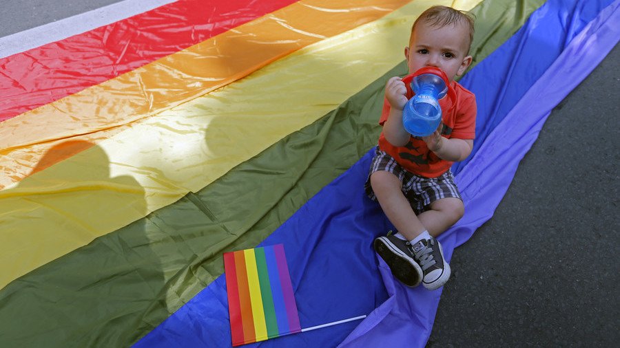 ‘I want to be the father’: Trans man who gave birth refuses to be labeled ‘mum’ on birth certificate