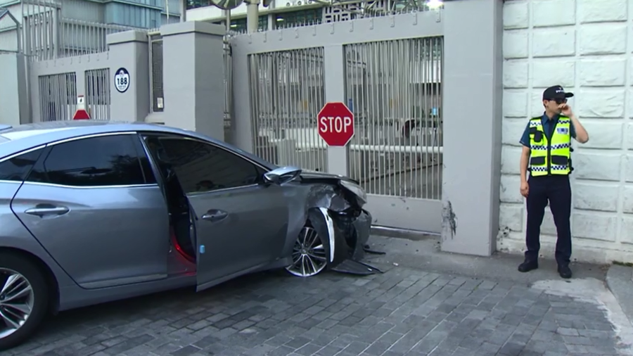 Man 'seeking asylum in America' rams car into US embassy in Seoul (VIDEO)