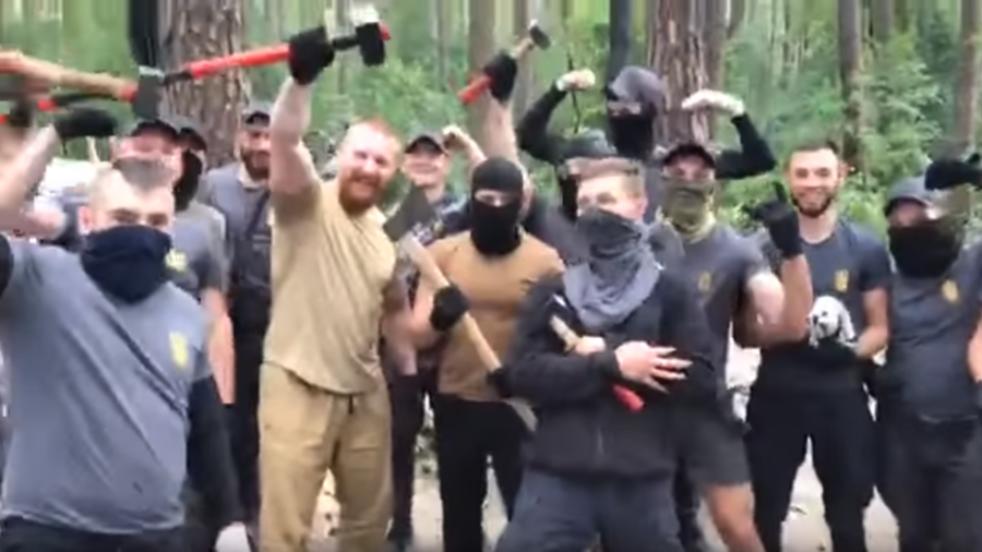 Ukrainian neo-nazi mob mocks Roma women as they tear down Kiev camp with axes (VIDEO)