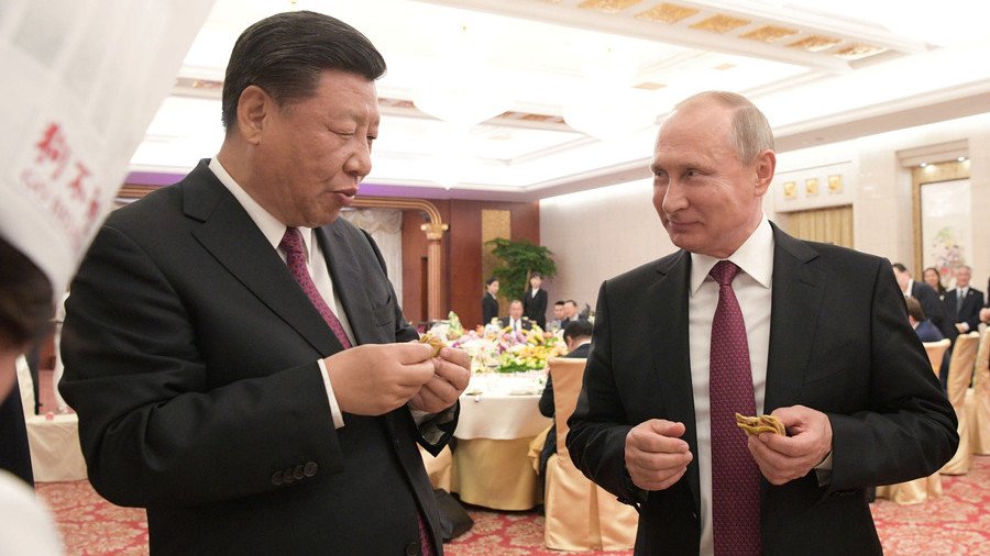 Putin shows knack for Chinese cuisine as he cooks steamed buns & pancakes (VIDEO)