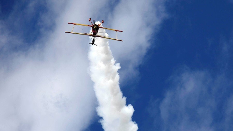 Stunt pilot shocks locals with blazing firework flight (VIDEOS, PHOTO)