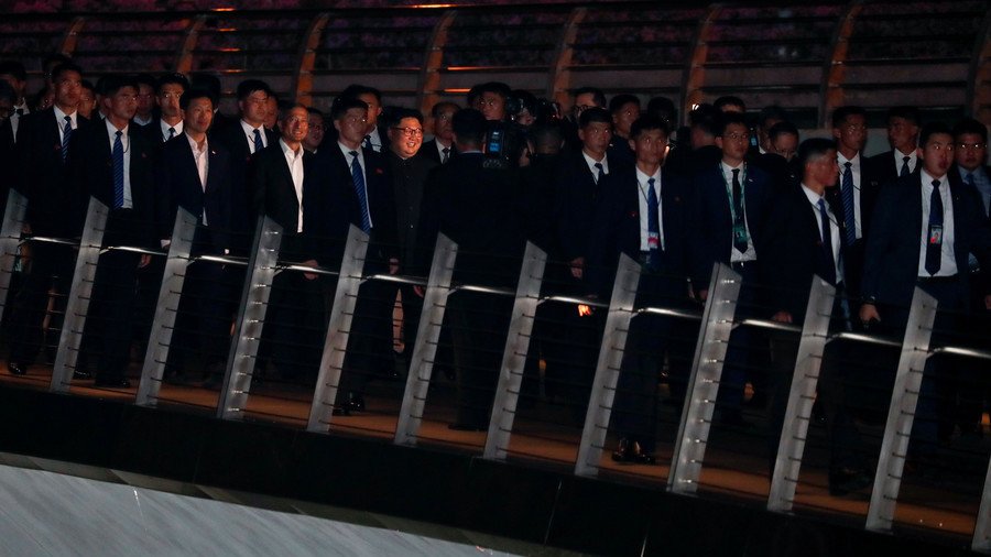 Kim covered by ‘wall of bodyguards’ strolls Singapore quay before meeting Trump (VIDEO)