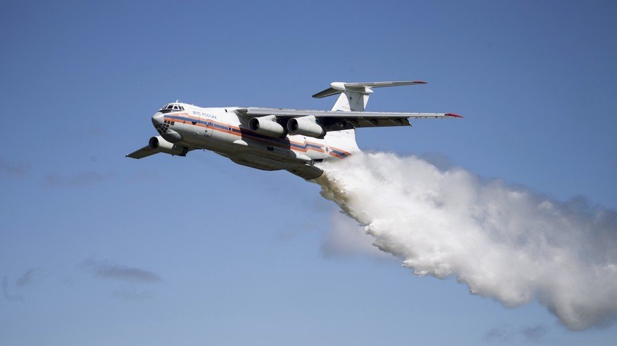 Oops: Plane drops 40 tons of water on traffic police in Moscow suburb by mistake (VIDEO)