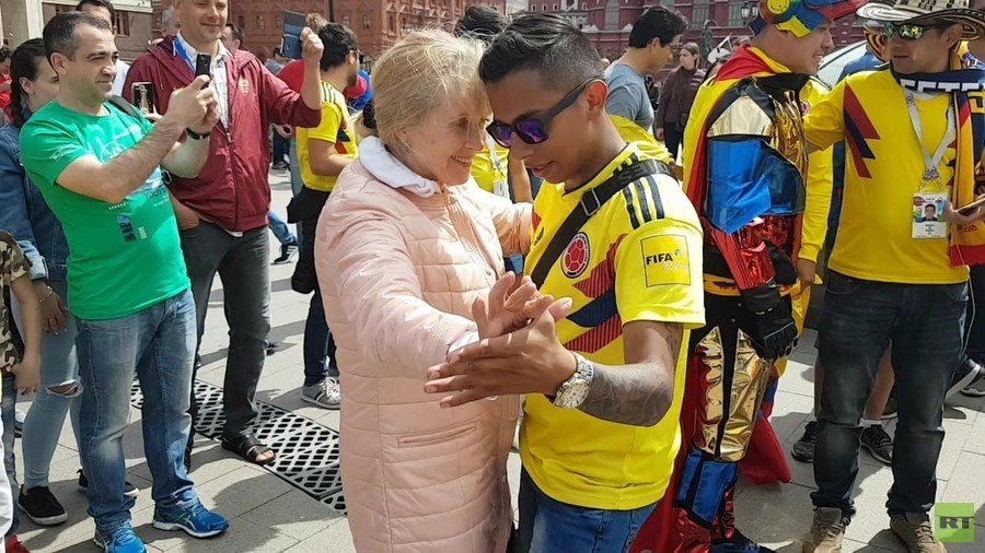 Russian babushka gets in World Cup mood with Colombia fans in Moscow (VIDEO)