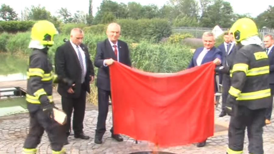 ‘No underwear politics’: Czech president burns giant underpants during press conference (VIDEO)