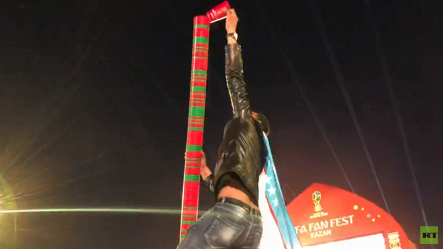 World Cup Jenga: Football fans erect 4-meter tall beer cup tower in Kazan (VIDEOS)