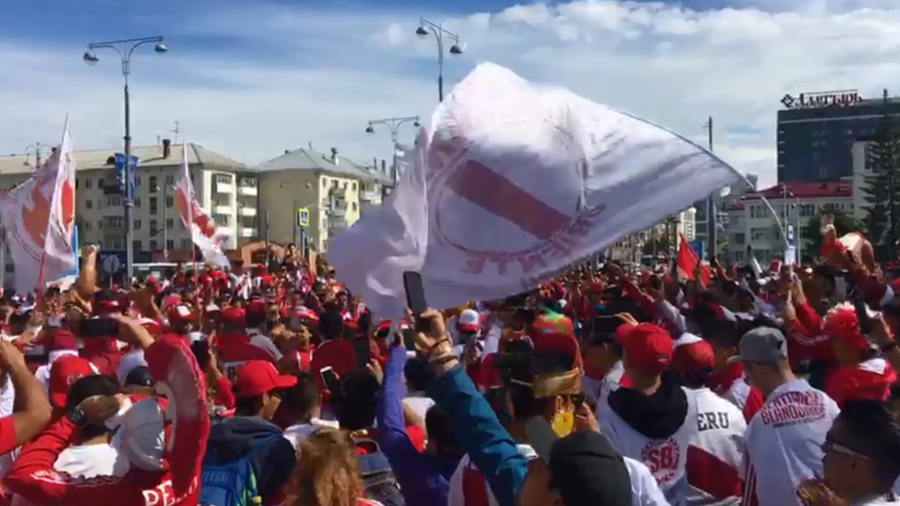 'Party like a Peruvian!': Fans continue invasion by sining 'Katyusha' in Ekaterinburg (VIDEOS)