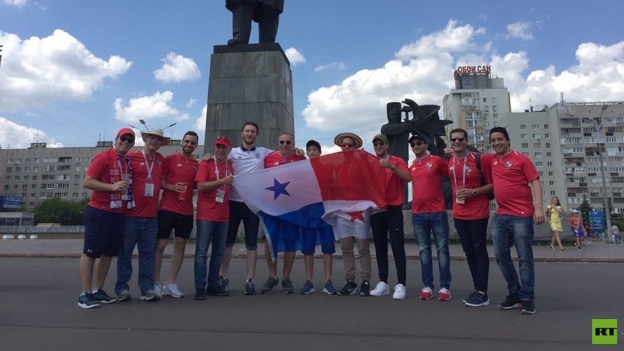 Panama & England fans mix on Nizhny Novgorod's Lenin Square ahead of World Cup encounter