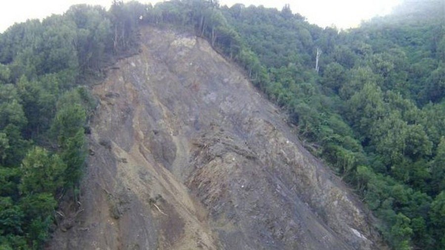 Rocky road: Motorist’s miraculous escape from shocking landslide (VIDEO)