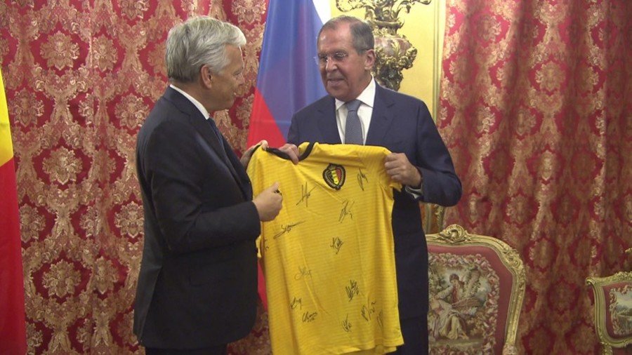 Russia's FM Lavrov swaps jerseys with his Belgian counterpart (VIDEO)