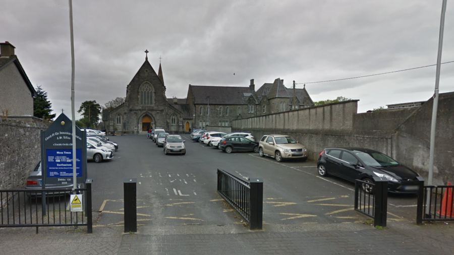 ‘Ill priest’ plows car into pedestrians outside Dublin church (VIDEO)