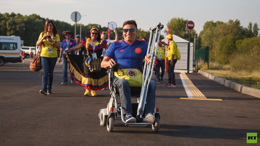 Kazan locals help Colombian World Cup fan after unexpected wheelchair failure (PHOTOS)