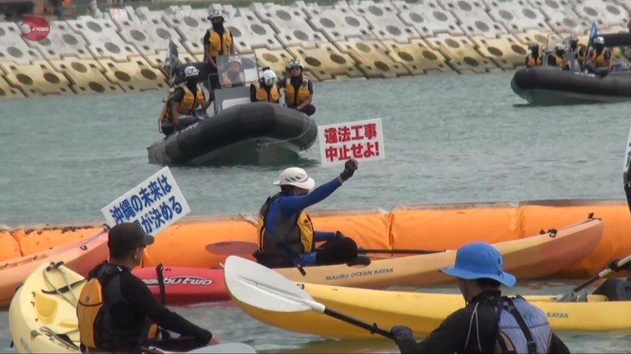 Okinawans in canoes face off against coast patrol in protest over US military presence (VIDEO)