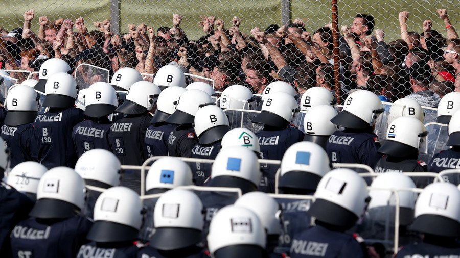 Helicopters, 100s of Austrian soldiers & police officers take part in migrant 'deterring' drills