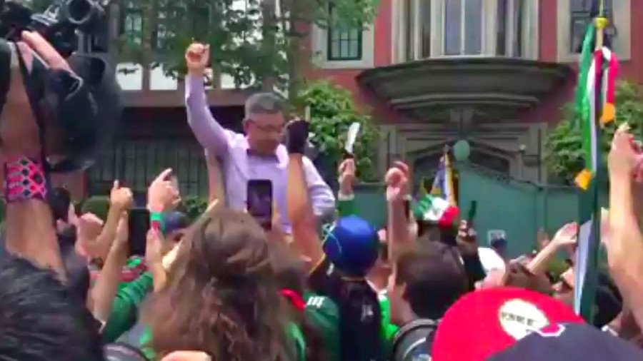Grateful Mexicans party with South Korean ambassador after Germany World Cup exit (VIDEO) 