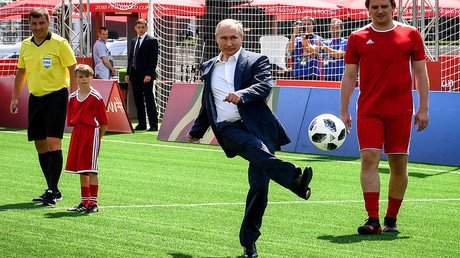 Putin shows off football skills in Red Square (VIDEO)