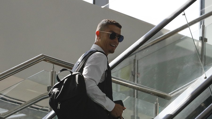 Ronaldo leaves Russia with a smile & praise as Portugal fly home from World Cup (VIDEO, PHOTO)  