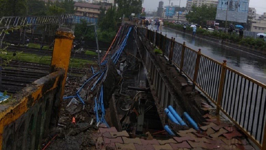 Bridge collapse in Mumbai, India, halts train traffic, injures 6 (PHOTOS)