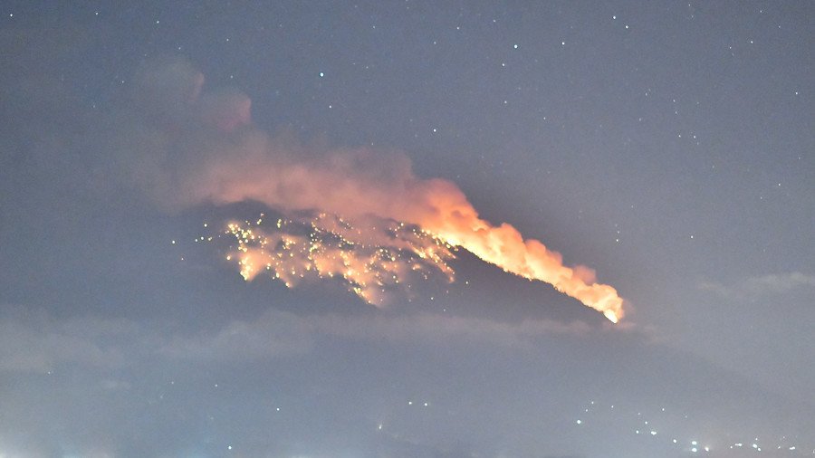 Bali volcano explodes, sending rocks & flares of lava into the air (PHOTOS)
