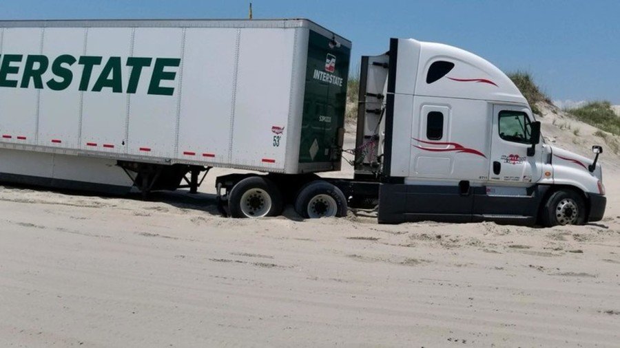 18 wheeler-truck marooned on beach after taking wrong turn (VIDEO)