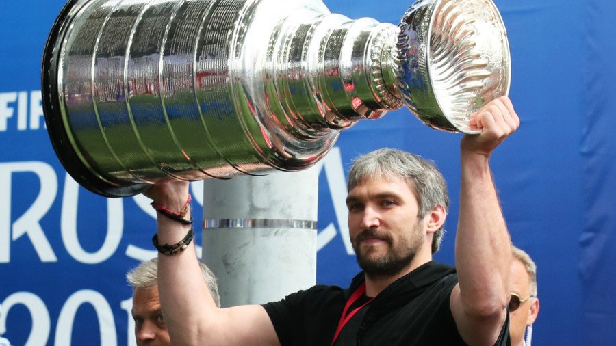 Ovechkin shows off Stanley Cup at World Cup fan zone in Moscow (PICTURES, VIDEO)