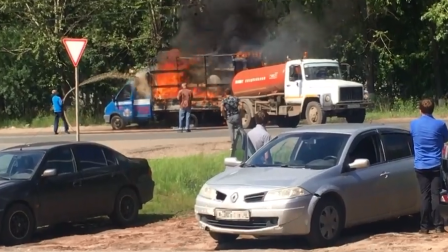 Insult to injury: Poop truck extinguishes flaming vehicle in Russia (VIDEO)