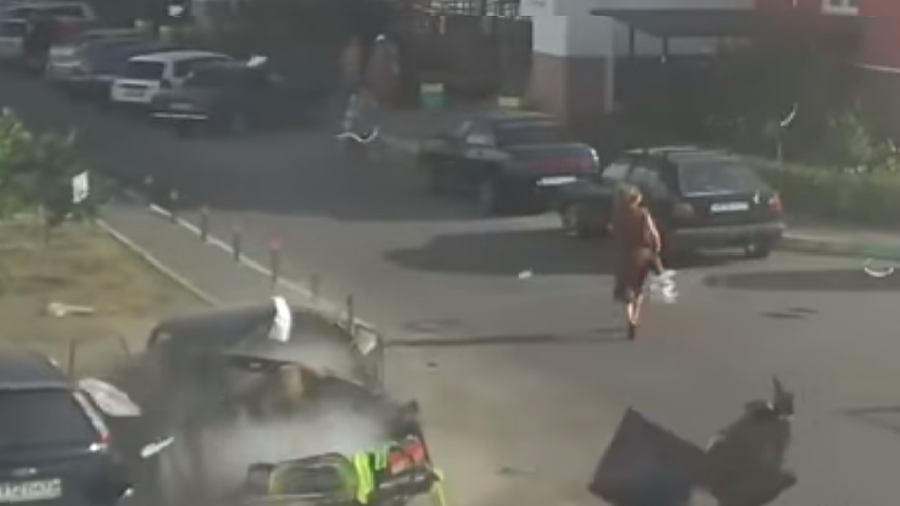 Woman narrowly escapes gas canister explosion in southern Russia (VIDEO)